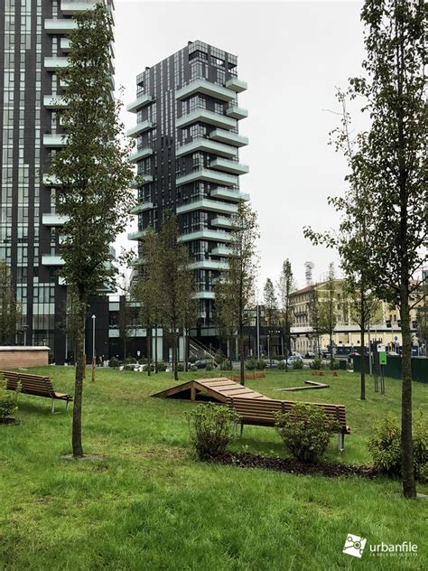 piazza einaudi milano